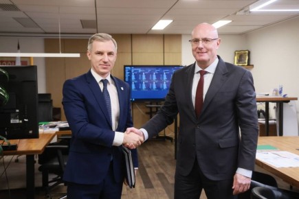 Дмитрий Чернышенко провел рабочую встречу с губернатором Смоленской области Василием Анохиным