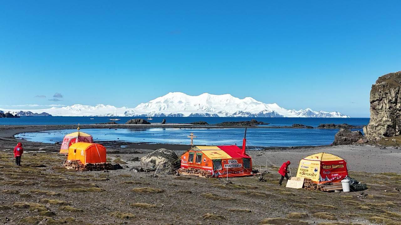 Александр Новиков: Флаг Смоленска, который мы торжественно передали в октябре, достиг своей цели — теперь он развивается в Антарктиде, на острове Смоленск! Александр Новиков: Флаг Смоленска, который мы торжественно передали в октябре, достиг своей цели — теперь он развивается в Антарктиде, на острове Смоленск!