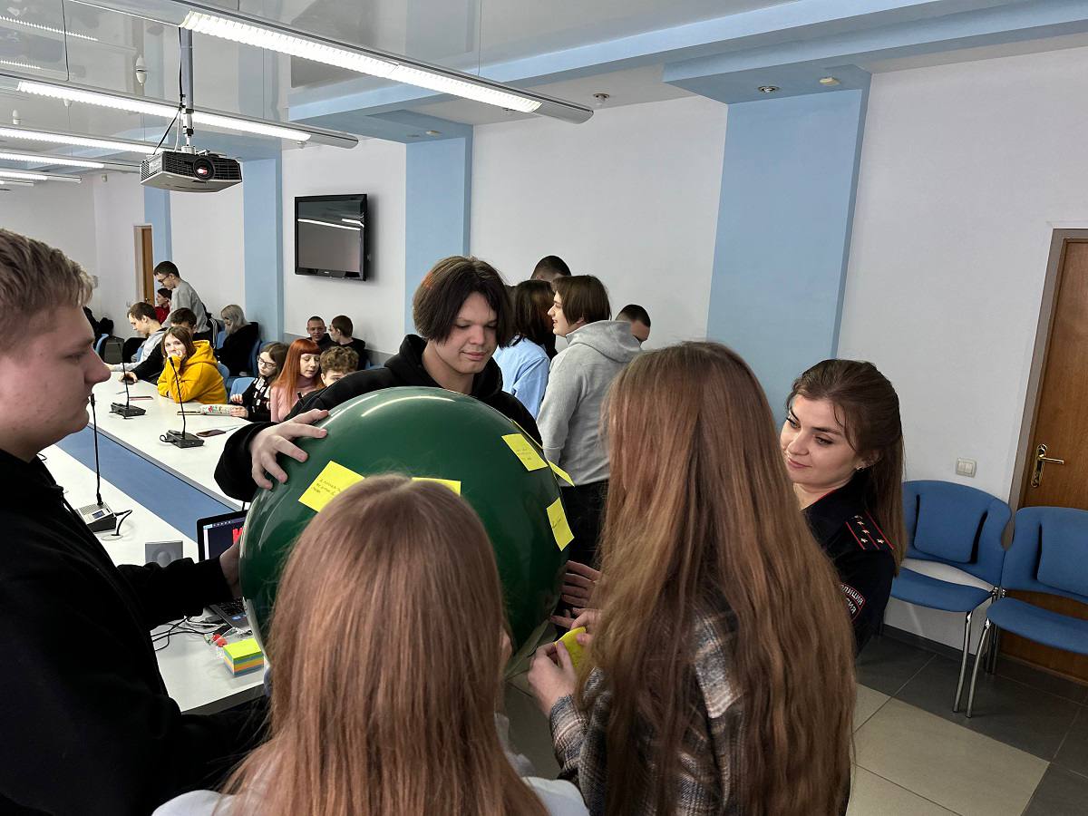 В Смоленске госавтоинспекторы провели краш-курс под названием «Правила дорожного движения - правила жизни» В Смоленске госавтоинспекторы провели краш-курс под названием «Правила дорожного движения - правила жизни»