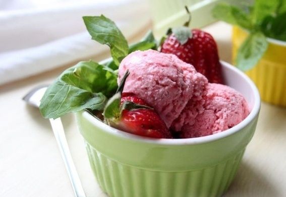 Летние удовольствия: клубничное мороженое на основе сметаны