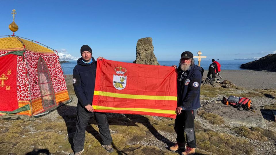 Александр Новиков: Флаг Смоленска, который мы торжественно передали в октябре, достиг своей цели — теперь он развивается в Антарктиде, на острове Смоленск!