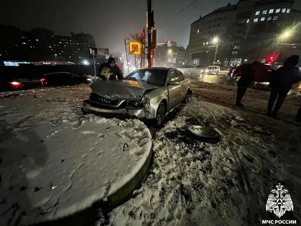 К месту аварии на проспекте Гагарина были направлены 6 специалистов МЧС России на 2 единицах техники