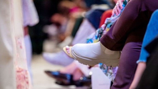 Повсюду мрак: как выбрать и с чем носить светлую обувь в холода