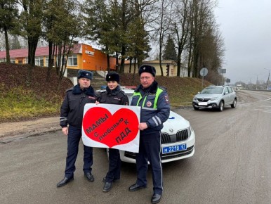 В преддверии Дня матери дорожные полицейские Смоленской области провели профилактическую акцию «Мамы с любовью к ПДД»