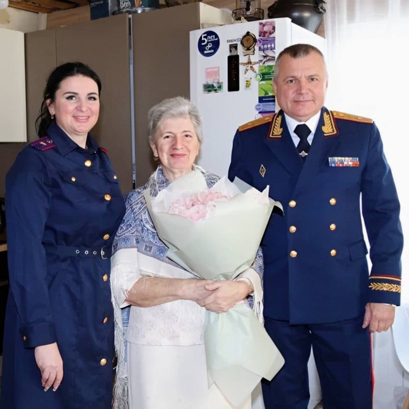 В преддверии праздника - Дня Матери руководитель СУ СК России по Смоленской области Анатолий Уханов поздравил матерей отличившихся сотрудников управления