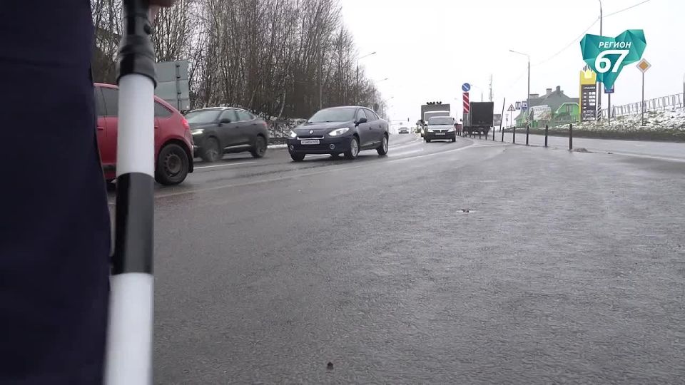 Госавтоинспекторы поздравили смолянок с Днём матери