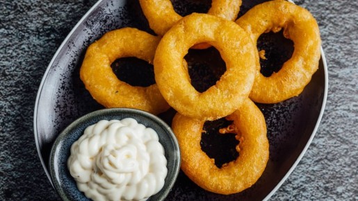 Гости уже на пороге, а закусок нет? Эти луковые колечки готовятся пару минут