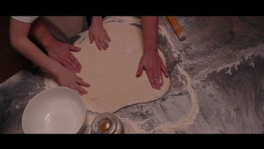 Эти руки могут все: замесить солнце в тесто, зашить прореху в настроении, согреть одним прикосновением