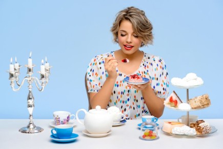 Сладкие тайны женщин: почему страсть к десертам – это не просто каприз