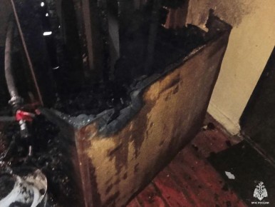 В Сафонове загорелся деревянный ящик на лестничной площадке многоквартирного дома