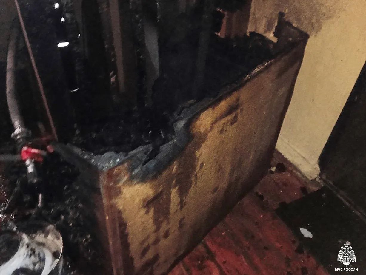 В Сафонове загорелся деревянный ящик на лестничной площадке многоквартирного дома