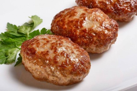 Откройте секрет нежных куриных котлет: как сделать их вкуснее и сочнее