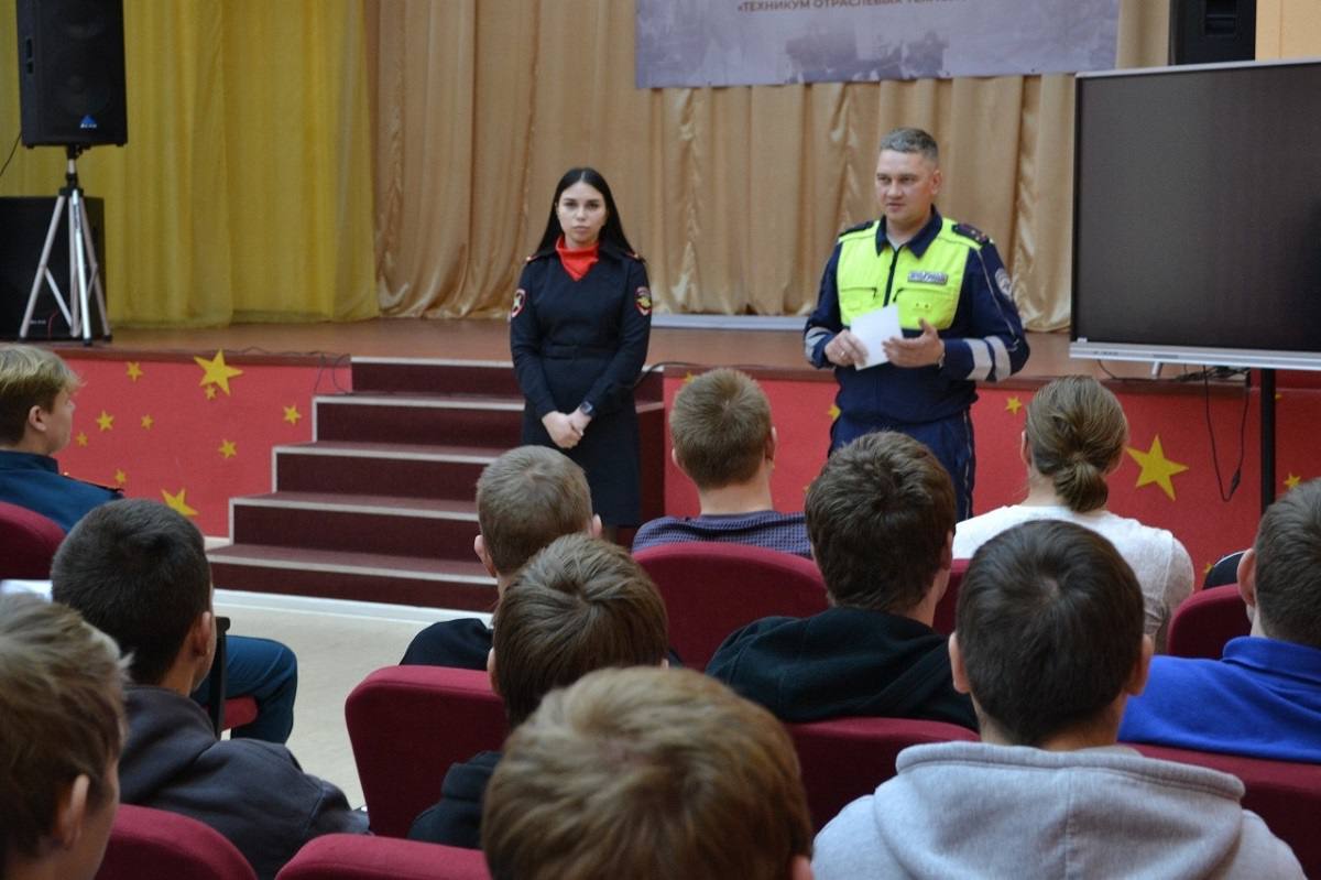 Сотрудники Госавтоинспекции провели профилактический урок в автошколе техникума в п. Катынь Смоленского муниципального округа Сотрудники Госавтоинспекции провели профилактический урок в автошколе техникума в п. Катынь Смоленского муниципального округа