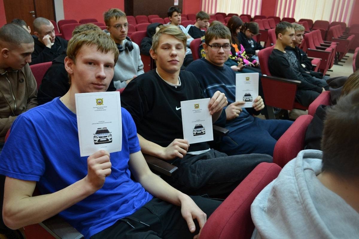 Сотрудники Госавтоинспекции провели профилактический урок в автошколе техникума в п. Катынь Смоленского муниципального округа Сотрудники Госавтоинспекции провели профилактический урок в автошколе техникума в п. Катынь Смоленского муниципального округа