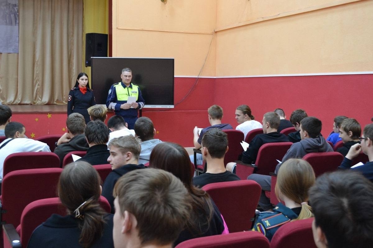 Сотрудники Госавтоинспекции провели профилактический урок в автошколе техникума в п. Катынь Смоленского муниципального округа Сотрудники Госавтоинспекции провели профилактический урок в автошколе техникума в п. Катынь Смоленского муниципального округа