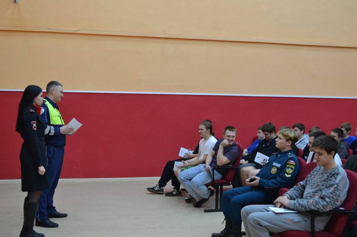 Сотрудники Госавтоинспекции провели профилактический урок в автошколе техникума в п. Катынь Смоленского муниципального округа Сотрудники Госавтоинспекции провели профилактический урок в автошколе техникума в п. Катынь Смоленского муниципального округа