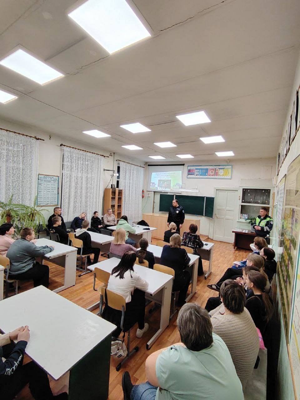 Сотрудники Госавтоинспекции города Рославля принимают активное участие в родительских собраниях на территории оперативного обслуживания Сотрудники Госавтоинспекции города Рославля принимают активное участие в родительских собраниях на территории оперативного обслуживания