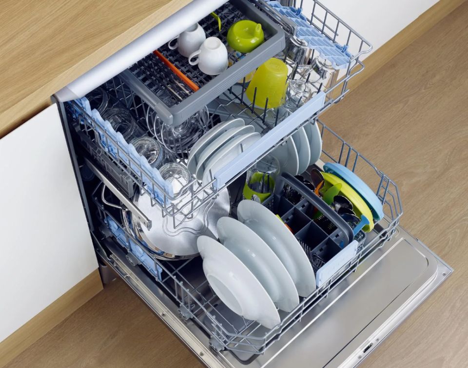 Полоска на кухне: когда и как использовать режим половинной загрузки в посудомоечной машине
