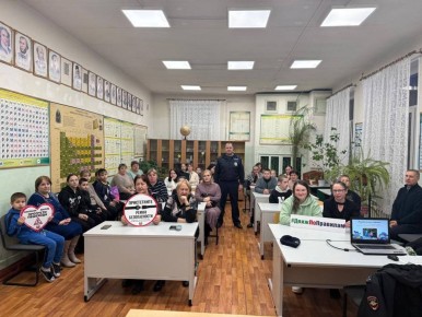 Сотрудники Госавтоинспекции города Рославля принимают активное участие в родительских собраниях на территории оперативного обслуживания