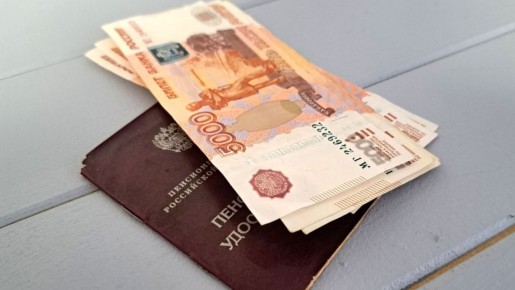 Россияне получают пенсии и пособия досрочно: что нужно знать