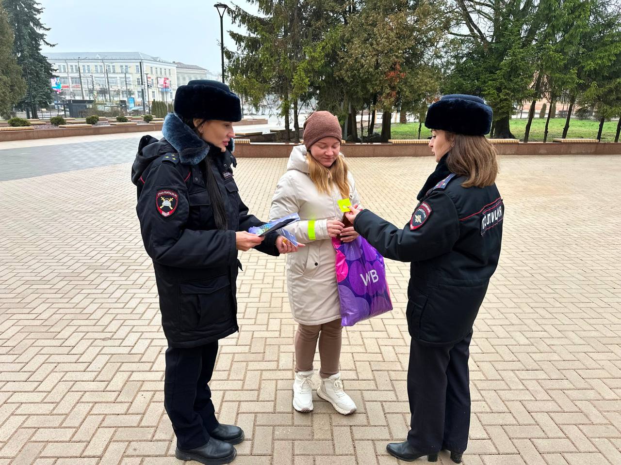 Сотрудники Госавтоинспекции в Смоленске провели профилактическую акцию «Переходи на яркую сторону – носи фликеры» Сотрудники Госавтоинспекции в Смоленске провели профилактическую акцию «Переходи на яркую сторону – носи фликеры»