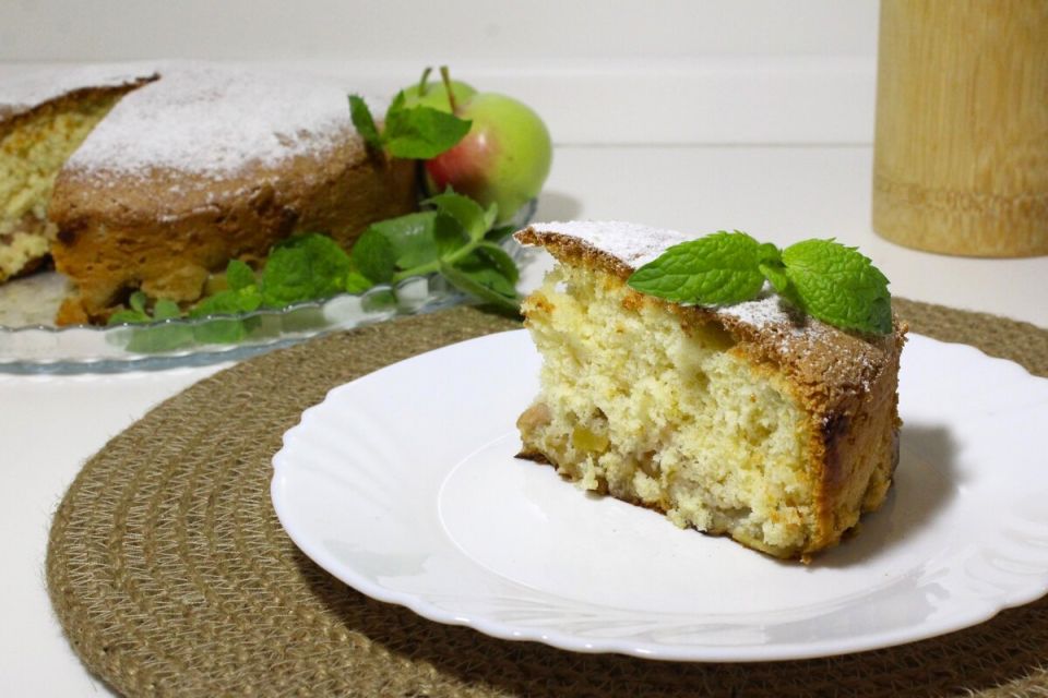 Летняя шарлотка: простой и вкусный пирог с яблоками, который стоит попробовать