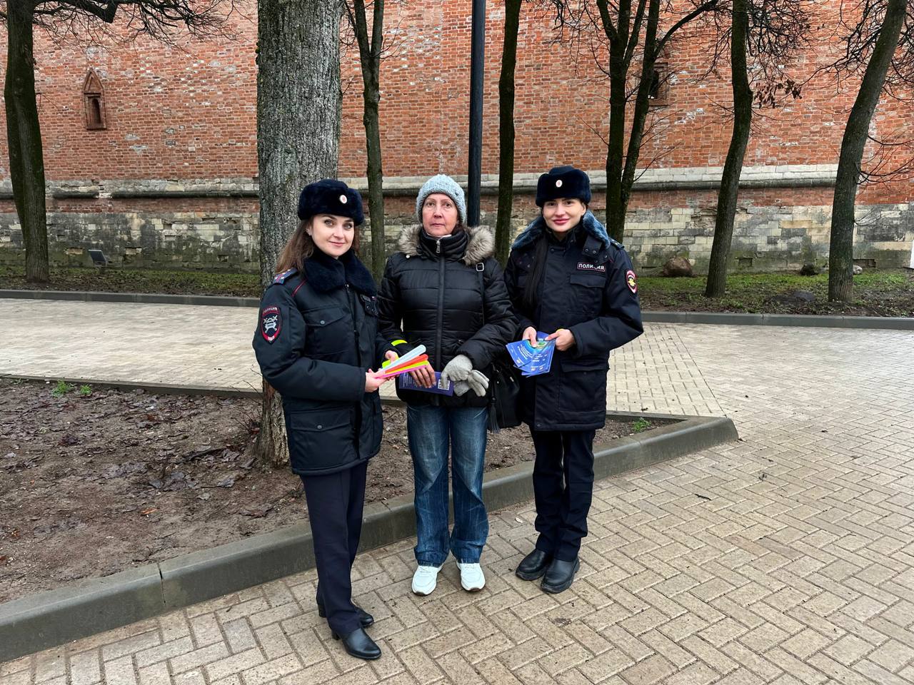 Сотрудники Госавтоинспекции в Смоленске провели профилактическую акцию «Переходи на яркую сторону – носи фликеры» Сотрудники Госавтоинспекции в Смоленске провели профилактическую акцию «Переходи на яркую сторону – носи фликеры»