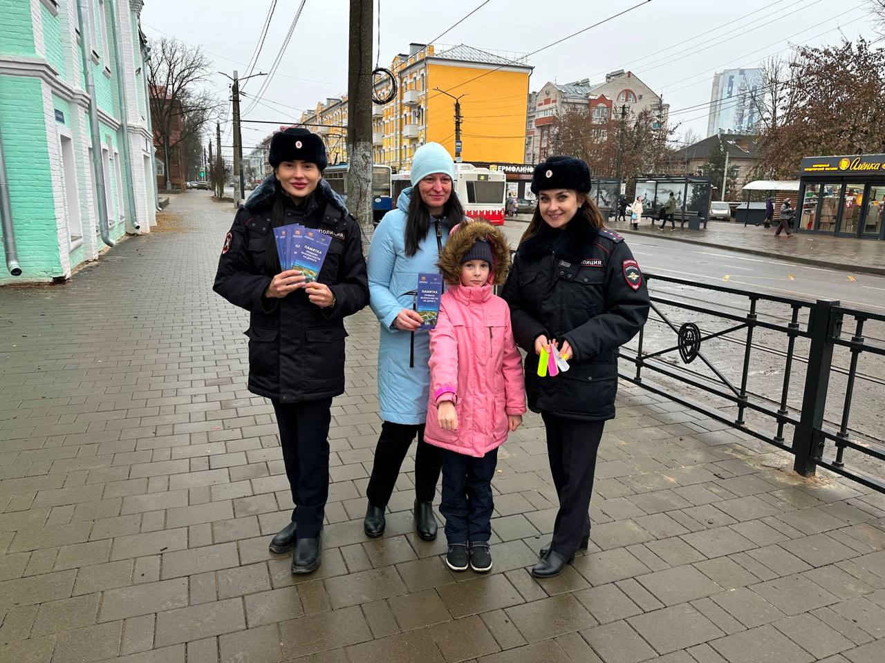 Сотрудники Госавтоинспекции в Смоленске провели профилактическую акцию «Переходи на яркую сторону – носи фликеры» Сотрудники Госавтоинспекции в Смоленске провели профилактическую акцию «Переходи на яркую сторону – носи фликеры»