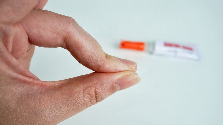 Как быстро избавиться от суперклея на руках: полезные советы и хитрости