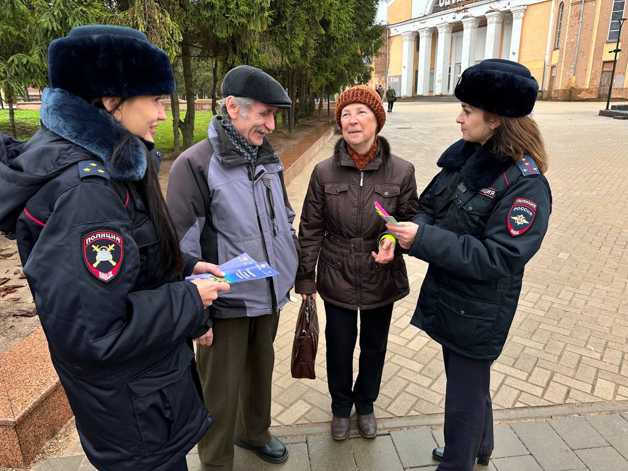 Сотрудники Госавтоинспекции в Смоленске провели профилактическую акцию «Переходи на яркую сторону – носи фликеры» Сотрудники Госавтоинспекции в Смоленске провели профилактическую акцию «Переходи на яркую сторону – носи фликеры»