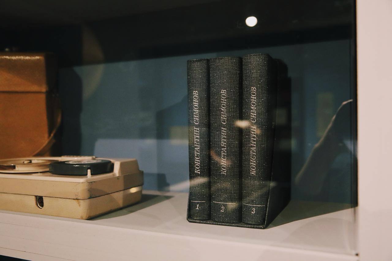 Выставка к 110-летию со дня рождения писателя Константина Симонова «…И я вернусь» в Литературном музее им. Даля Выставка к 110-летию со дня рождения писателя Константина Симонова «…И я вернусь» в Литературном музее им. Даля