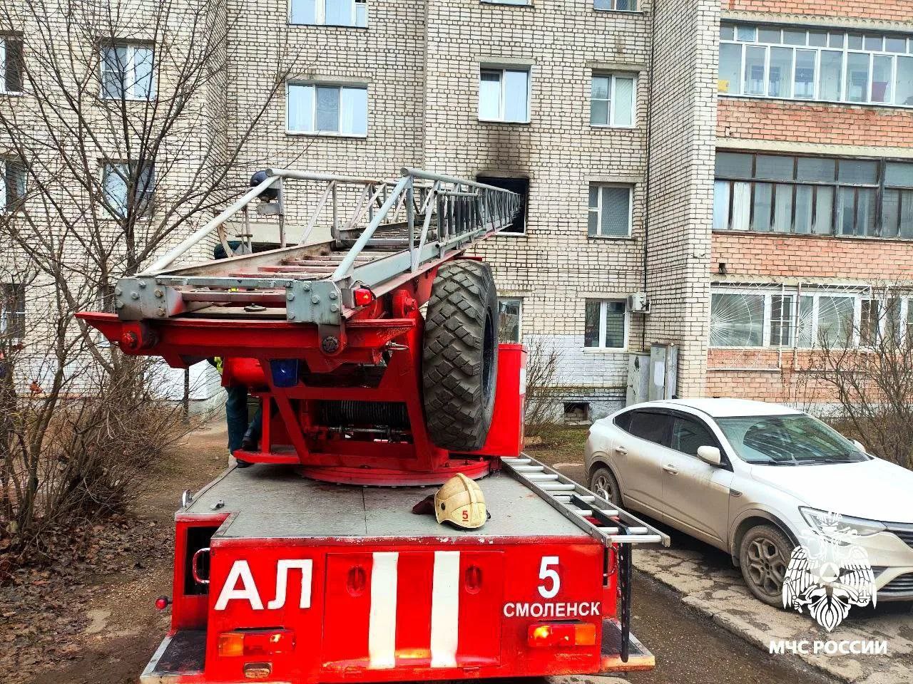 В Смоленске спасли двух человек из пожара на улице Шевченко В Смоленске спасли двух человек из пожара на улице Шевченко