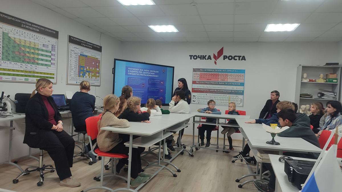 Сотрудники Госавтоинспекции МО МВД России «Дорогобужский» проводят профилактические беседы в школах Сотрудники Госавтоинспекции МО МВД России «Дорогобужский» проводят профилактические беседы в школах