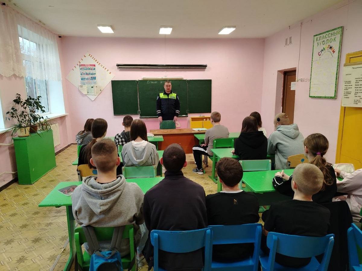 Автоинспекторы г. Рудни проводят профилактические беседы с учениками школ Автоинспекторы г. Рудни проводят профилактические беседы с учениками школ