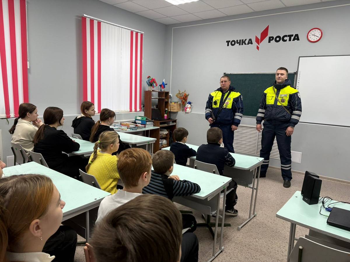 В Сафоново Смоленской области сотрудники Госавтоинспекции проводят профилактические беседы с учащимися школ В Сафоново Смоленской области сотрудники Госавтоинспекции проводят профилактические беседы с учащимися школ