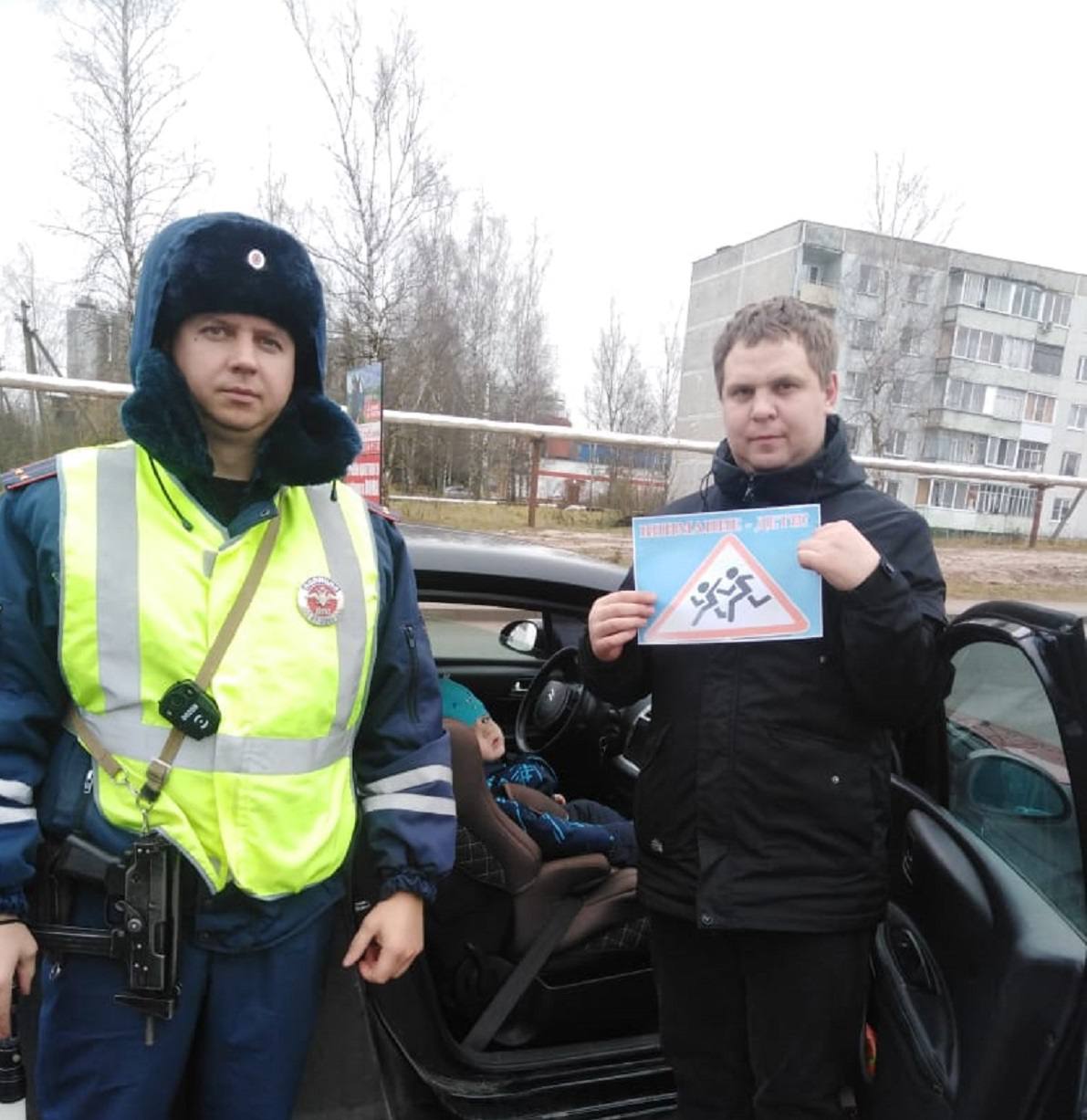 Сотрудники Госавтоинспекции МО МВД России «Ярцевский» проводят профилактические беседы с водителями Сотрудники Госавтоинспекции МО МВД России «Ярцевский» проводят профилактические беседы с водителями