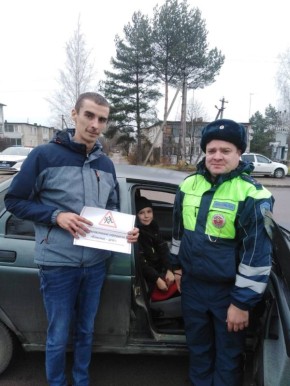 Сотрудники Госавтоинспекции МО МВД России «Ярцевский» проводят профилактические беседы с водителями