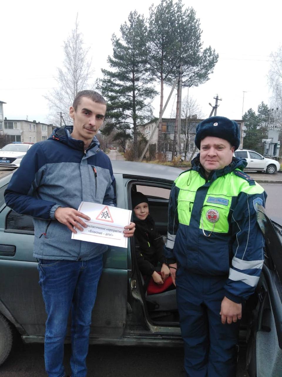 Сотрудники Госавтоинспекции МО МВД России «Ярцевский» проводят профилактические беседы с водителями