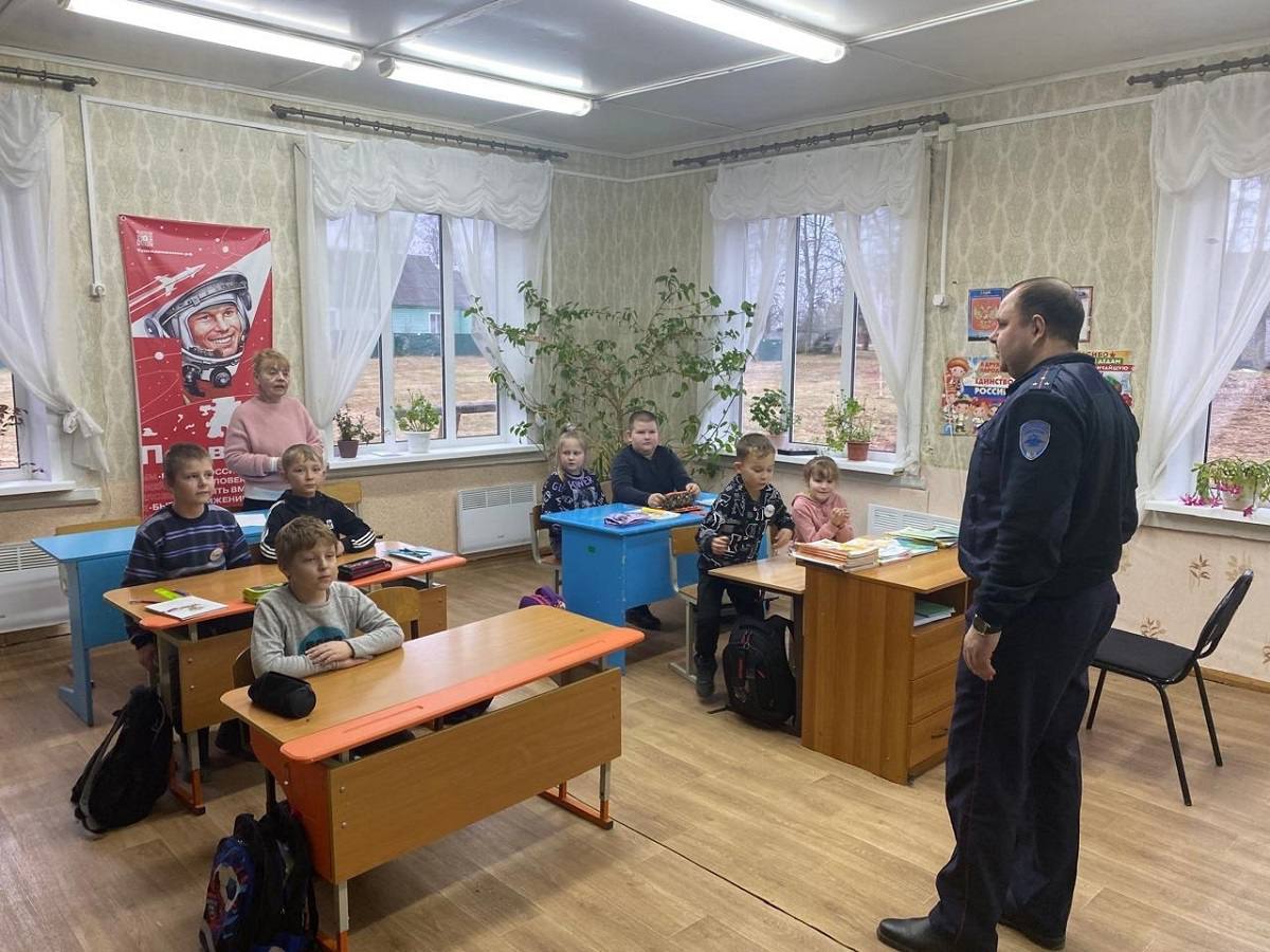 Дорожные полицейские продолжают проводить профилактические беседы с детьми по предотвращению детского дорожно-транспортного травматизма на территории обслуживания МО МВД России «Рославльский» Дорожные полицейские продолжают проводить профилактические беседы с детьми по предотвращению детского дорожно-транспортного травматизма на территории обслуживания МО МВД России «Рославльский»