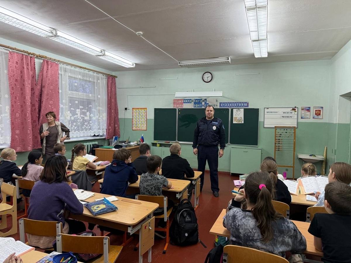 Дорожные полицейские продолжают проводить профилактические беседы с детьми по предотвращению детского дорожно-транспортного травматизма на территории обслуживания МО МВД России «Рославльский» Дорожные полицейские продолжают проводить профилактические беседы с детьми по предотвращению детского дорожно-транспортного травматизма на территории обслуживания МО МВД России «Рославльский»