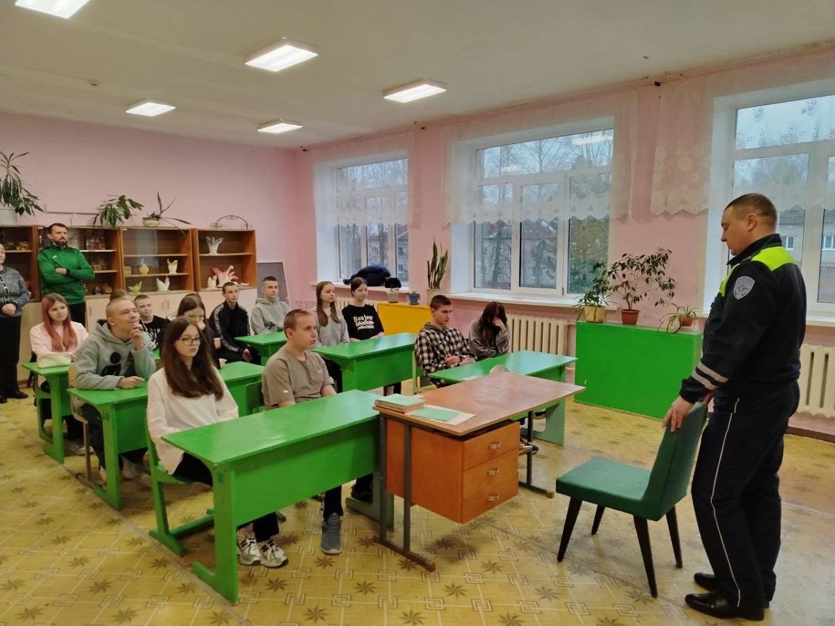 Автоинспекторы г. Рудни проводят профилактические беседы с учениками школ Автоинспекторы г. Рудни проводят профилактические беседы с учениками школ