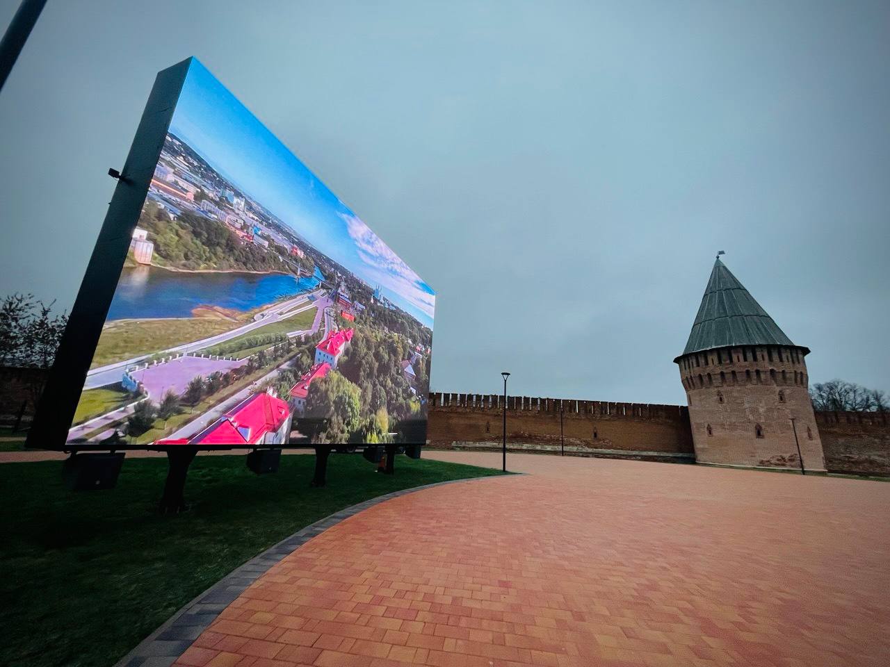 Александр Новиков: В обновлённом сквере имени Шеина, у восточного участка крепостной стены, установлен большой мультимедийный экран Александр Новиков: В обновлённом сквере имени Шеина, у восточного участка крепостной стены, установлен большой мультимедийный экран