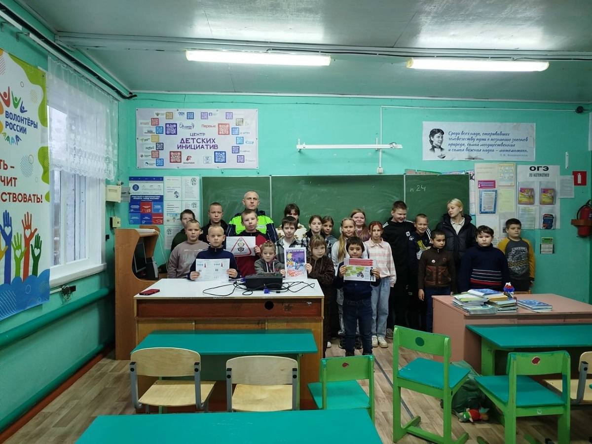 Дорожные полицейские продолжают проводить профилактические беседы с детьми по предотвращению детского дорожно-транспортного травматизма на территории обслуживания МО МВД России «Рославльский» Дорожные полицейские продолжают проводить профилактические беседы с детьми по предотвращению детского дорожно-транспортного травматизма на территории обслуживания МО МВД России «Рославльский»