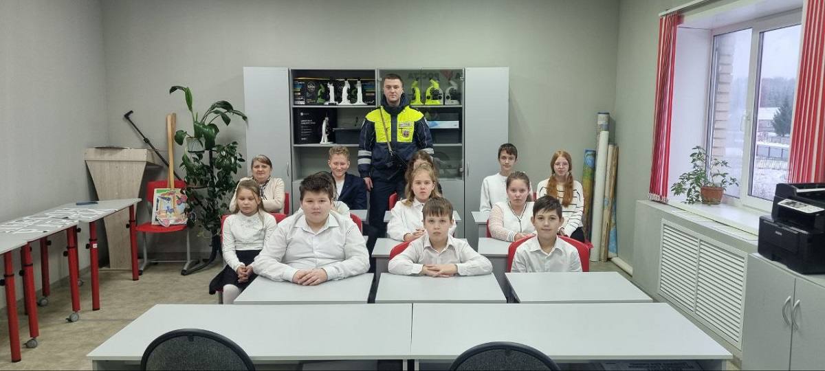 В Сафоново Смоленской области сотрудники Госавтоинспекции проводят профилактические беседы с учащимися школ