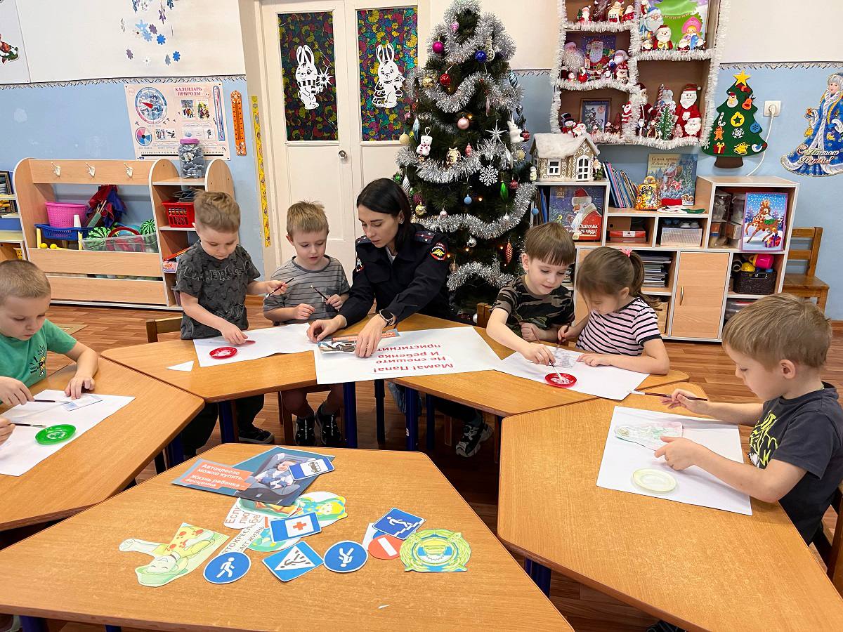 Сотрудники Госавтоинспекции Вязьмы провели творческий урок для дошкольников по оформлению стенгазеты «Мама! Папа! Не спешите и ребенка пристегните» Сотрудники Госавтоинспекции Вязьмы провели творческий урок для дошкольников по оформлению стенгазеты «Мама! Папа! Не спешите и ребенка пристегните»