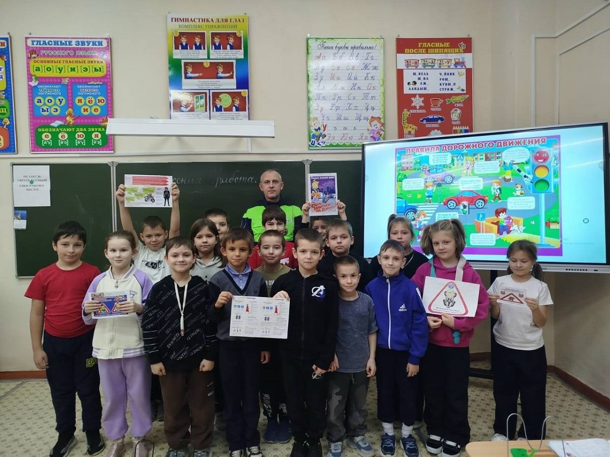 Дорожные полицейские продолжают проводить профилактические беседы с детьми по предотвращению детского дорожно-транспортного травматизма на территории обслуживания МО МВД России «Рославльский»