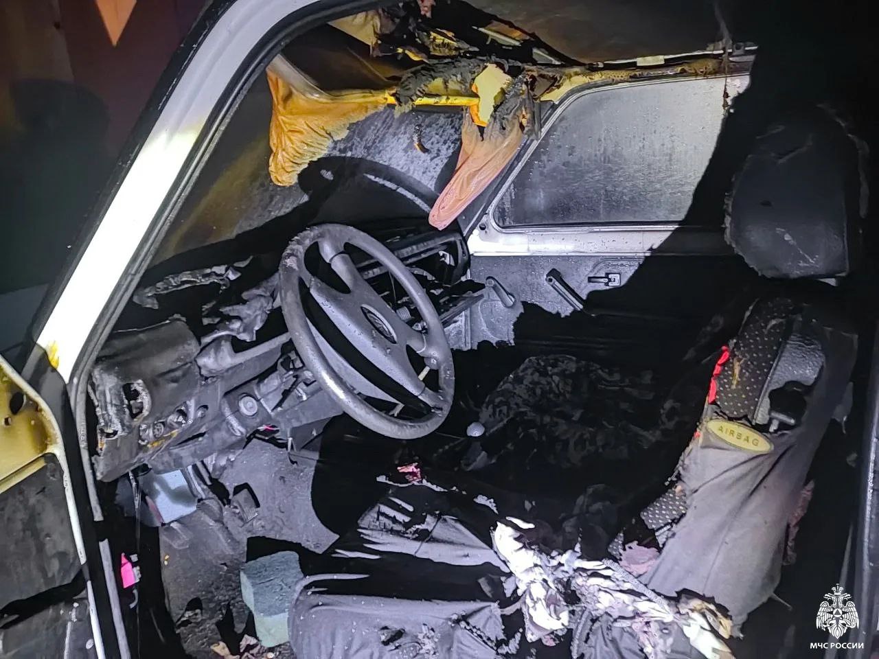 В Смоленской области водитель оперативно потушил вспыхнувший автомобиль