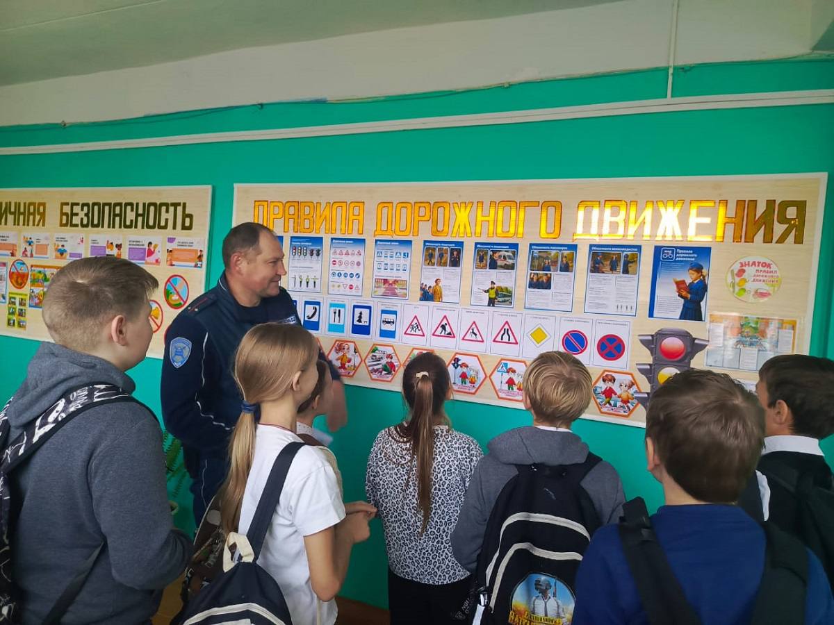 Сотрудники полиции проводят профилактические беседы с учащимися школ в г. Ярцево Смоленской области Сотрудники полиции проводят профилактические беседы с учащимися школ в г. Ярцево Смоленской области