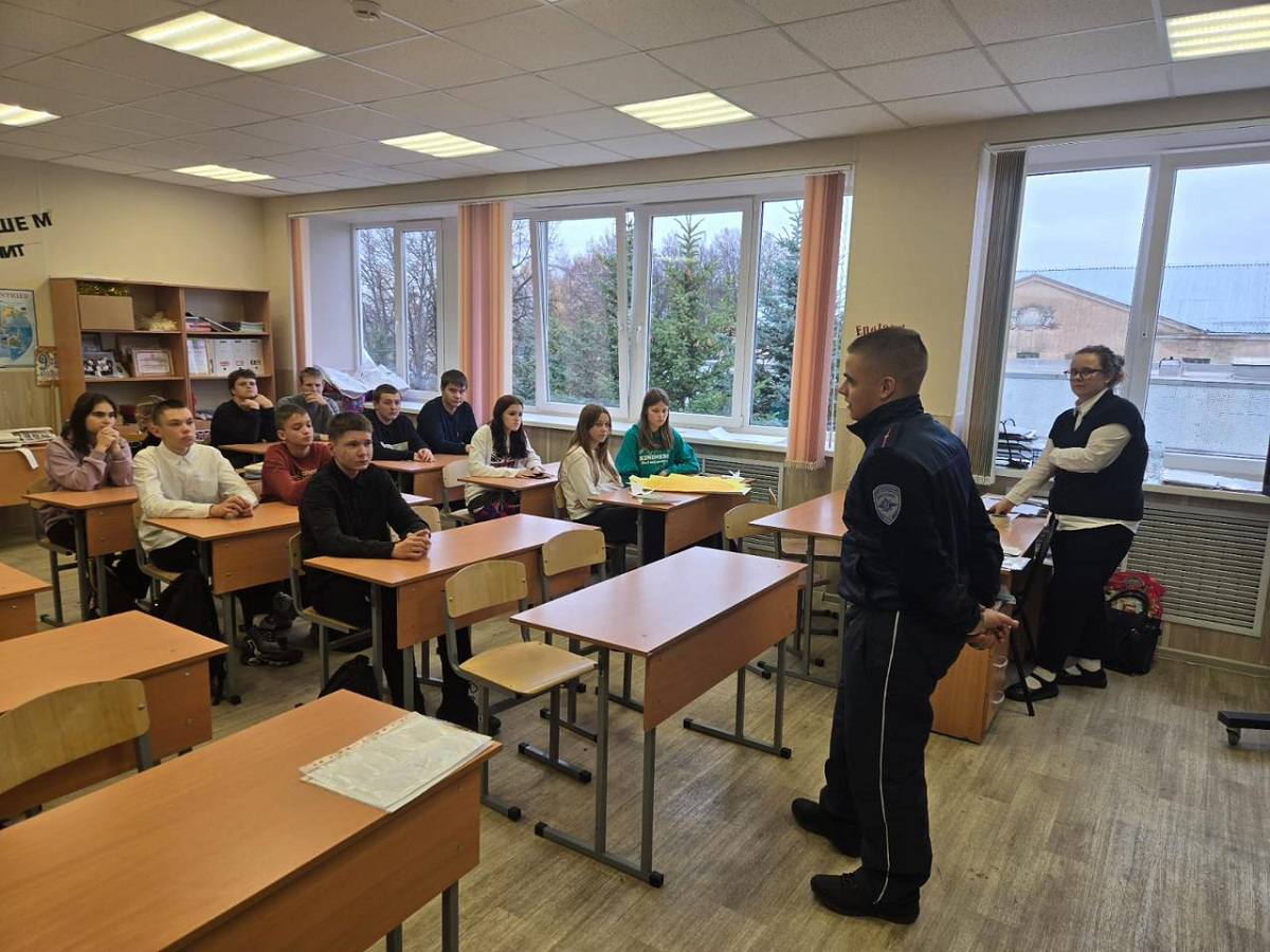 Сотрудники полиции проводят профилактические беседы с учащимися школ в г. Ярцево Смоленской области Сотрудники полиции проводят профилактические беседы с учащимися школ в г. Ярцево Смоленской области