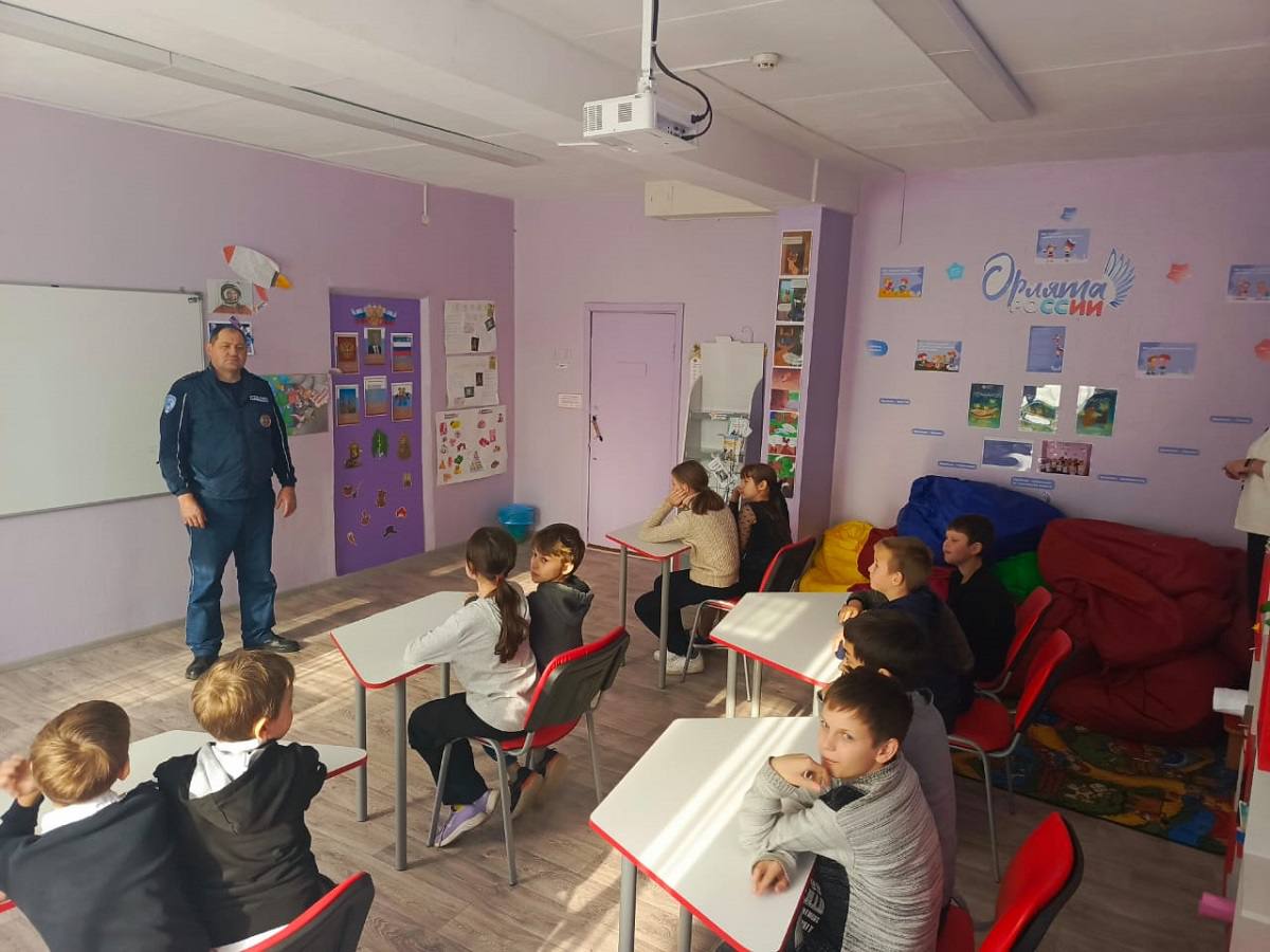 Сотрудники полиции проводят профилактические беседы с учащимися школ в г. Ярцево Смоленской области Сотрудники полиции проводят профилактические беседы с учащимися школ в г. Ярцево Смоленской области